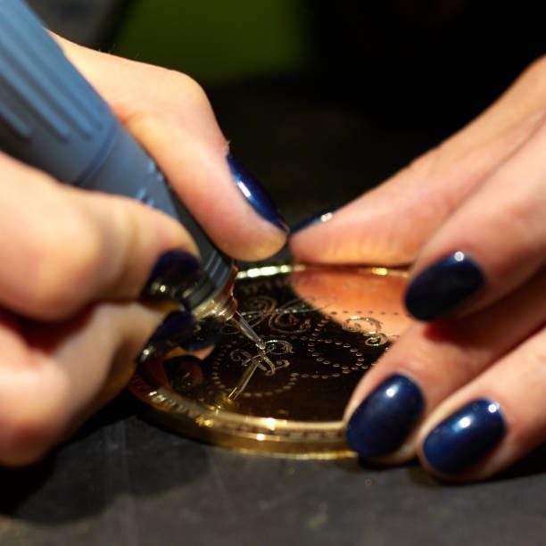 engraver engrave the drawing on the sketch.